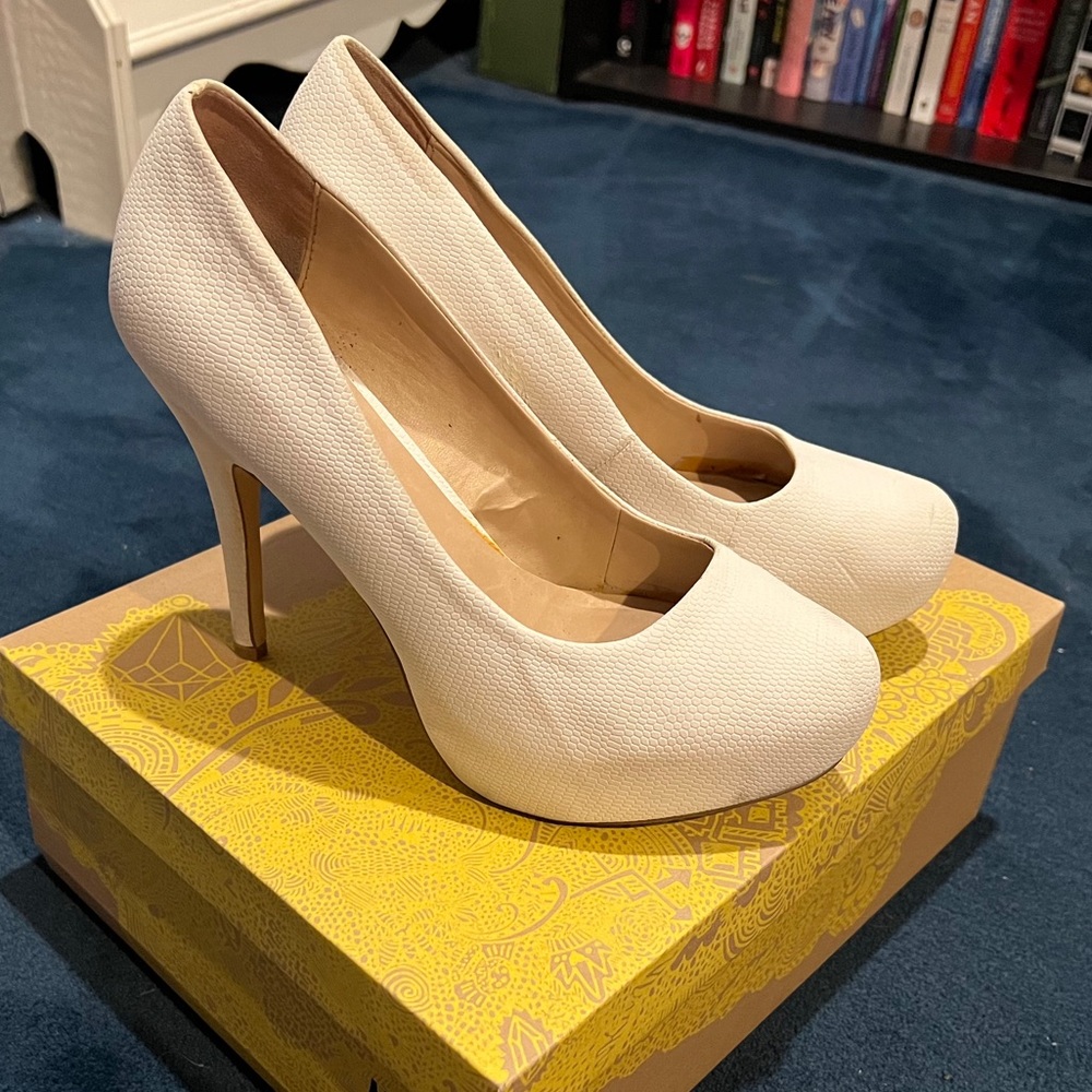 Mix No. 6 white pumps- size 10